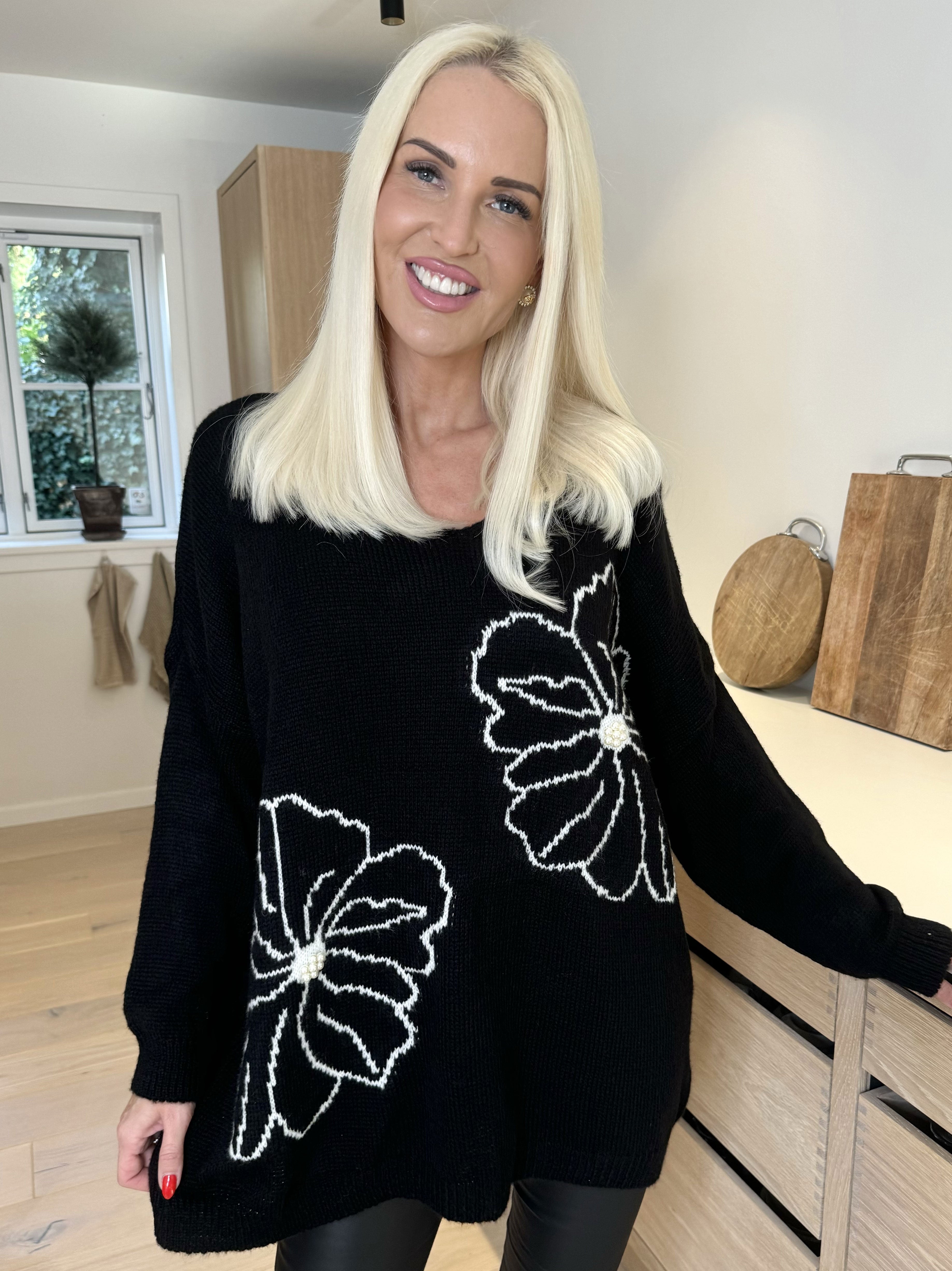 Delores - Stickad blus med blommotiv och pärlor